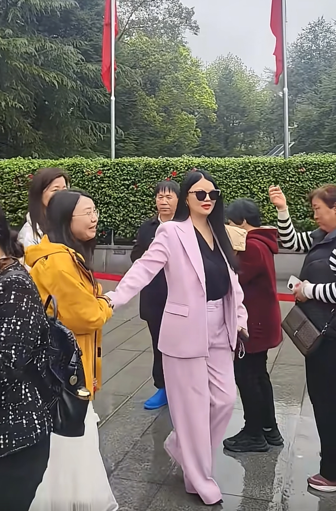 MK体育app下载-王诗龄母女韶山献花！李湘大变样瘦了20斤 和女儿关系变冷没互动